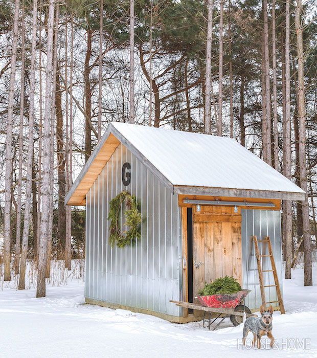 A shed made from galvanized steel and shiplap pine is a charming spot for an oversized holiday wreath. | Photographer: Robin Stubbert | Designer: Kristen Vermeulen Cozy Backyard, Backyard Sheds, Decks Backyard, Backyard Party, Winter Entertaining, Entertaining House, Outdoor Toilet Ideas, Santa Ana, Ideas Cabaña