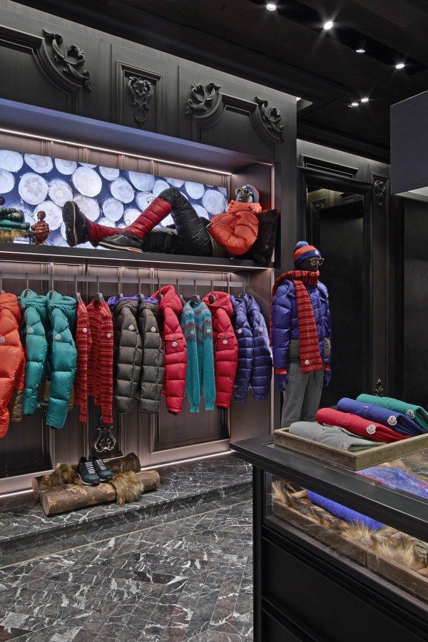Doudoune Moncler : Ouverture nouvelle boutique rive gauche à Paris | Doudoune moncler, Vitrine d'hiver, Moncler