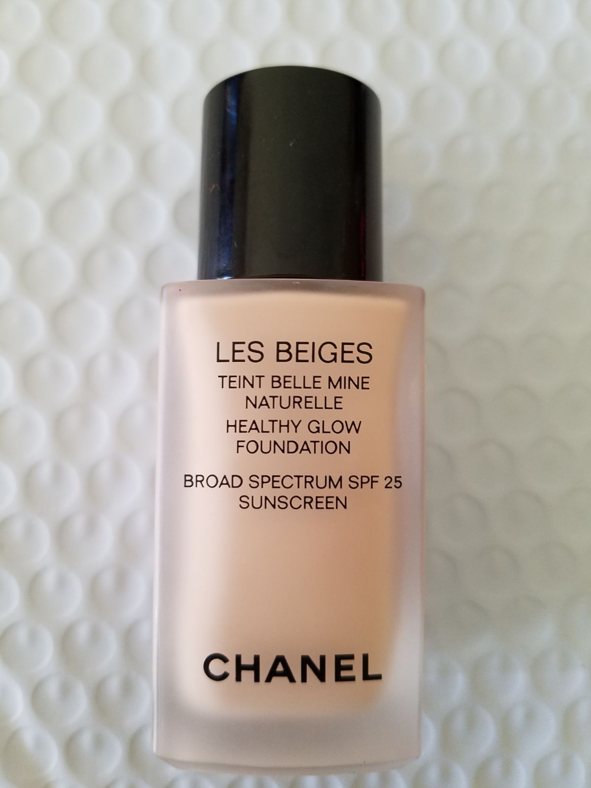 CHANEL Les Beiges Healthy Glow Foundation Broad Spectrum SPF 25