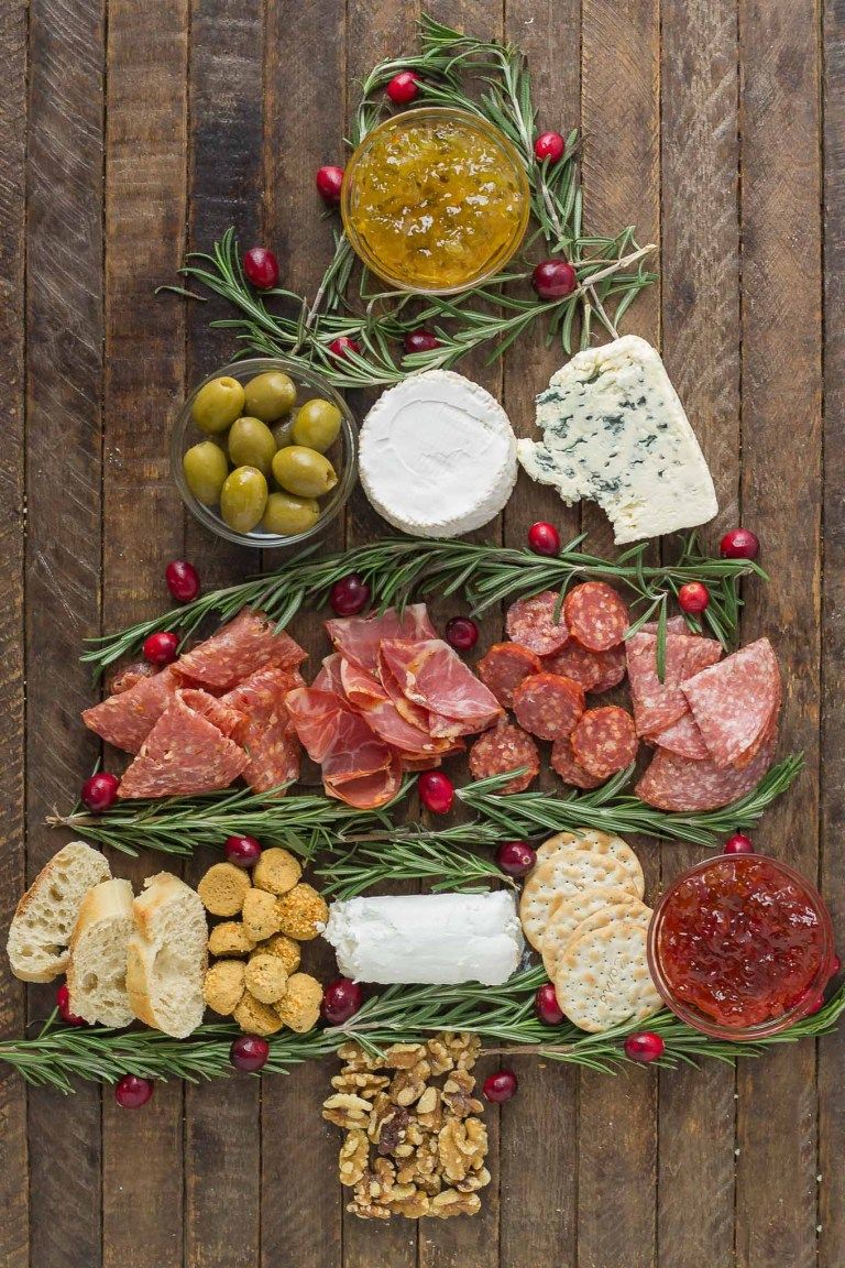 Christmas Buffet, Christmas Party Food, Xmas Food, Christmas Cocktails, Christmas Cooking, Christmas Treats, Christmas Lunch Ideas, Wine Christmas Tree, Christmas Dinners