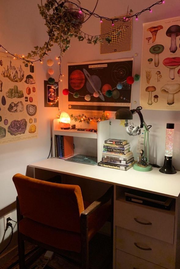 I’ve been looking for boho dorm room decor and this was super helpful! They show you the cutest boho dorm room ideas that won’t break the bank. Definitely check this out if you want to do a bedroom makeover! Indie Room Decor, Cute Room Decor, Aesthetic Room Decor, Art Desk Aesthetic, Vintage Room Decor, Aesthetic Black, Bedroom Vintage, Thrifted Room Decor, Cork Board Aesthetic