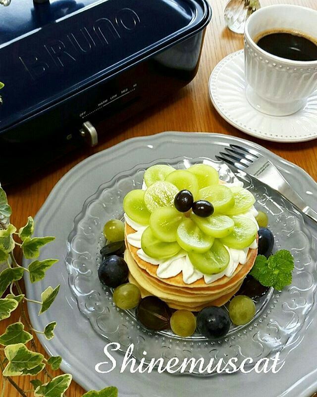 シャインマスカットのパンケーキ 山梨のシャインマスカットをパンケーキにのせて 珈琲と一緒にいただく幸せな時間 手作りおやつ パンケーキ ブドウ シャインマスカットのパンケーキ 山梨のシャインマスカットをパンケーキにのせて 珈琲と一緒にいただく幸せな時間 手作りおやつ パンケーキ ブドウ