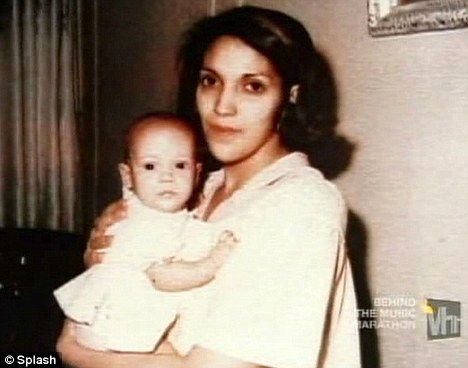 Jennifer Lopez Showing How Adorable She Was As A Baby Her Mother Guadalupe A Picture Of Her Yout Jennifer Lopez Young Jennifer Lopez Jennifer Lopez Photos