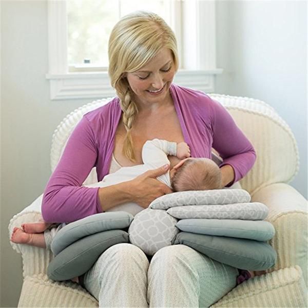 #breastfeeding #babypillow #babycushion #feedingpillow #breastfeed #newborn #baby Baby Nursing Pillow, Baby Feeding Pillow, Newborn Baby Breastfeeding, Breastfeeding Info, Newborn Feeding, Baby Confort, Mother Feeding, Boppy Pillow, Baby Boppy