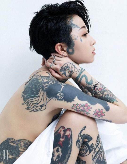 Mädchen mit Tattoos Mädchen mit Tattoos