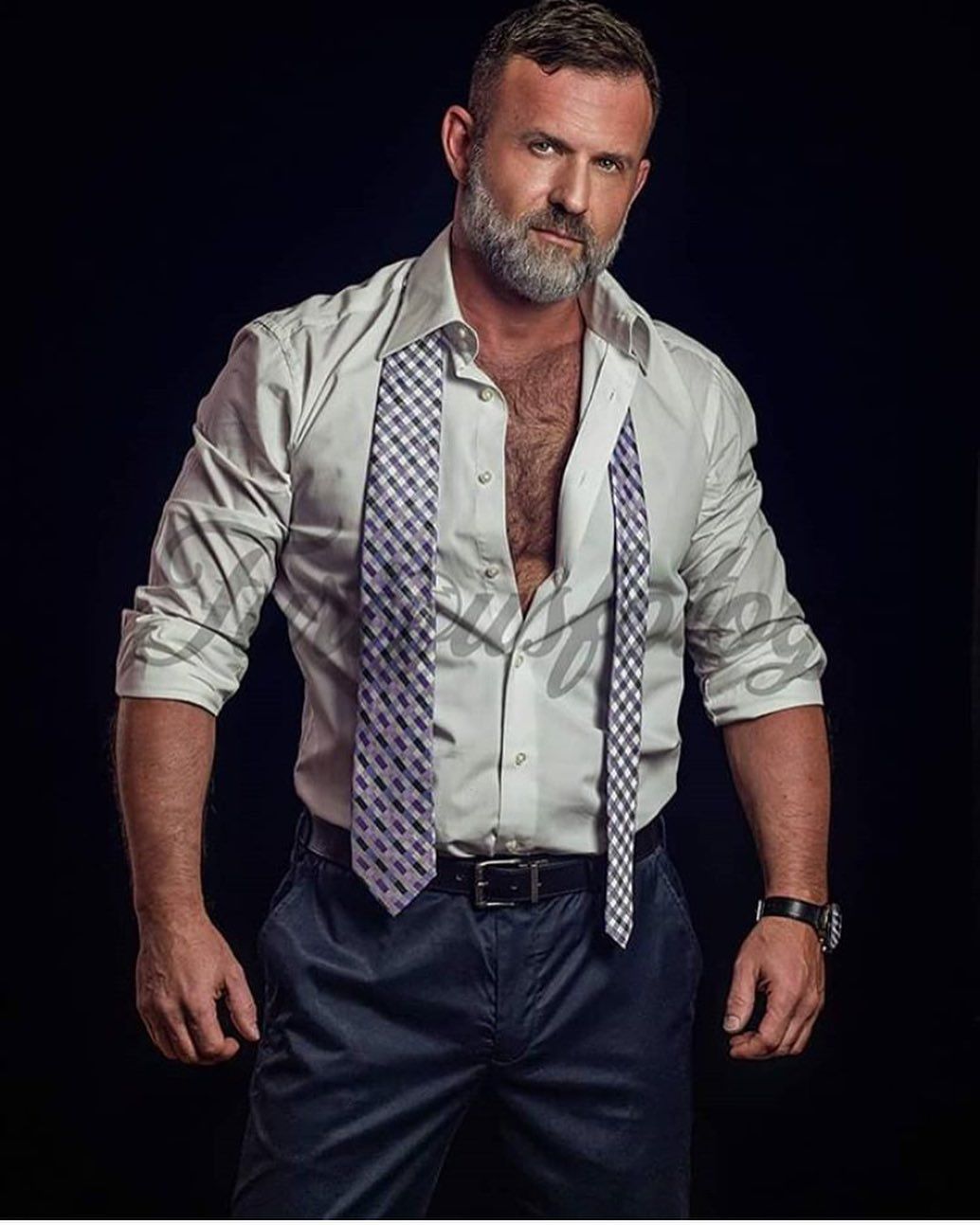 Moda Masculina on Instagram: “Nos sigam: @inspireseuestilo #haircut #hair #fashion #malemodel #tie #necktie #menstyle #sartorial #dapper #suitandtie #modamasculina…” Handsome Older Men, Scruffy Men, Sexy Bearded Men, Hairy Men, Vintage Beard, Costume Sexy, Formal Men Outfit, Sexy Cowboys, Bear Men