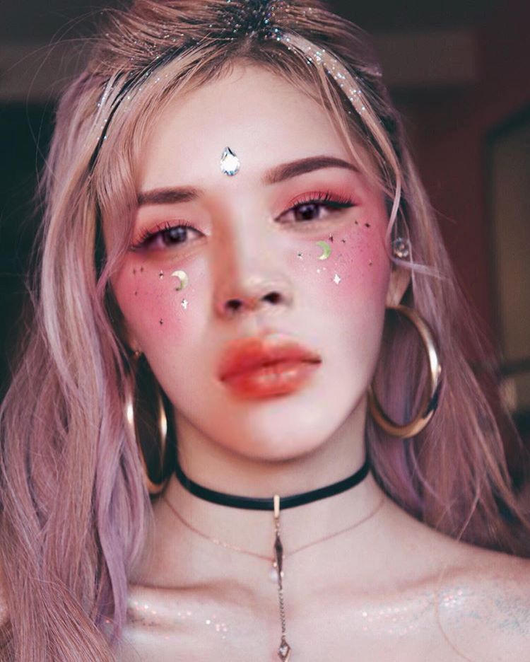 #wattpad #fanfic Jeon Jungkook, film maker dan penulis muda berbakat di generasinya. Park Jimin, beauty guru, youtuber, model. He was a boy. She was a... boy. Jungkook penulis romance yang kenyataannya tidak pernah terlibat hubungan romantis dengan siapapun, di suatu meet and greet rasa ketertarikannya terhadap Jim... Korean Makeup Tips, Korean Makeup Tutorials, Korean Beauty, Pony Makeup, Lip Makeup, Crown Makeup, Star Makeup, Pony Effect Makeup, Nerd Makeup