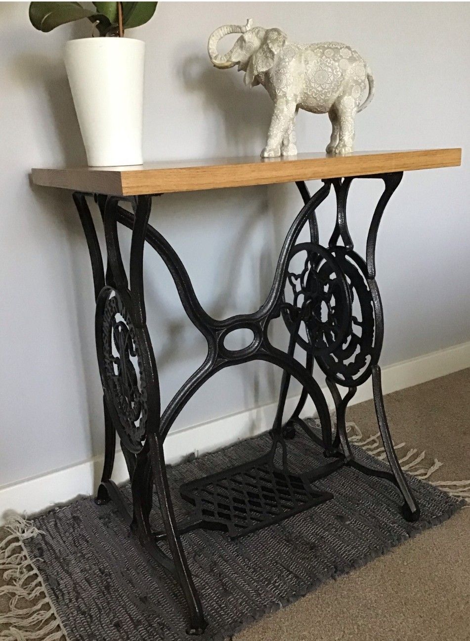 TOP! A vintage Singer sewing machine table will be a beautiful addition to your home. This unique piece of a history is ideal as a hallway, living room, side table or console table and will make a statement piece in your living space... #sewingmachinelegs #singermachine #singermachinedesk #singermachinetable #industrialtable #castirontable #upcycling #vintage #vintagetable #oaktabletop Hallway Console, Console Table, Cable Drum, Cable Reel, Rustic Table, Vintage Table, Machine Legs, High Quality Desk, Oak Table Top