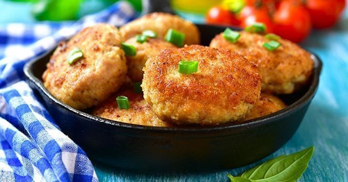 15 beignets salés futés à picorer - Beignet d’oignons (onion rings) - Cuisine AZ Fish Cutlets, Potato Cutlets, Turkey Cutlets, Chicken Cutlets, Fresh Fish Recipes, Indian Food Recipes, Sauce Recipes, Chicken Recipes, Cooking Recipes
