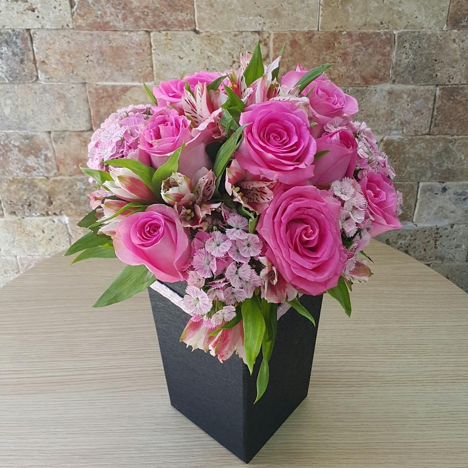 Kutuda Pembe Guller Ve Mor Mevsim Cicekleri Flowers Rose Plants