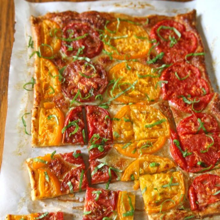 Heirloom Tomato Tart Recipe Main Dishes with frozen puff pastry sheets, eggs, fresh parmesan cheese, heirloom tomatoes, olive oil, coarse… Tomato Tart Puff Pastry, Tomato Tart Recipe, Pastry Tart, Tomatoe Tart, Easy Tomato Tart, Tomato Pie, Heirloom Tomato Recipes, Heirloom Tomato Tart, Heirloom Tomatoes