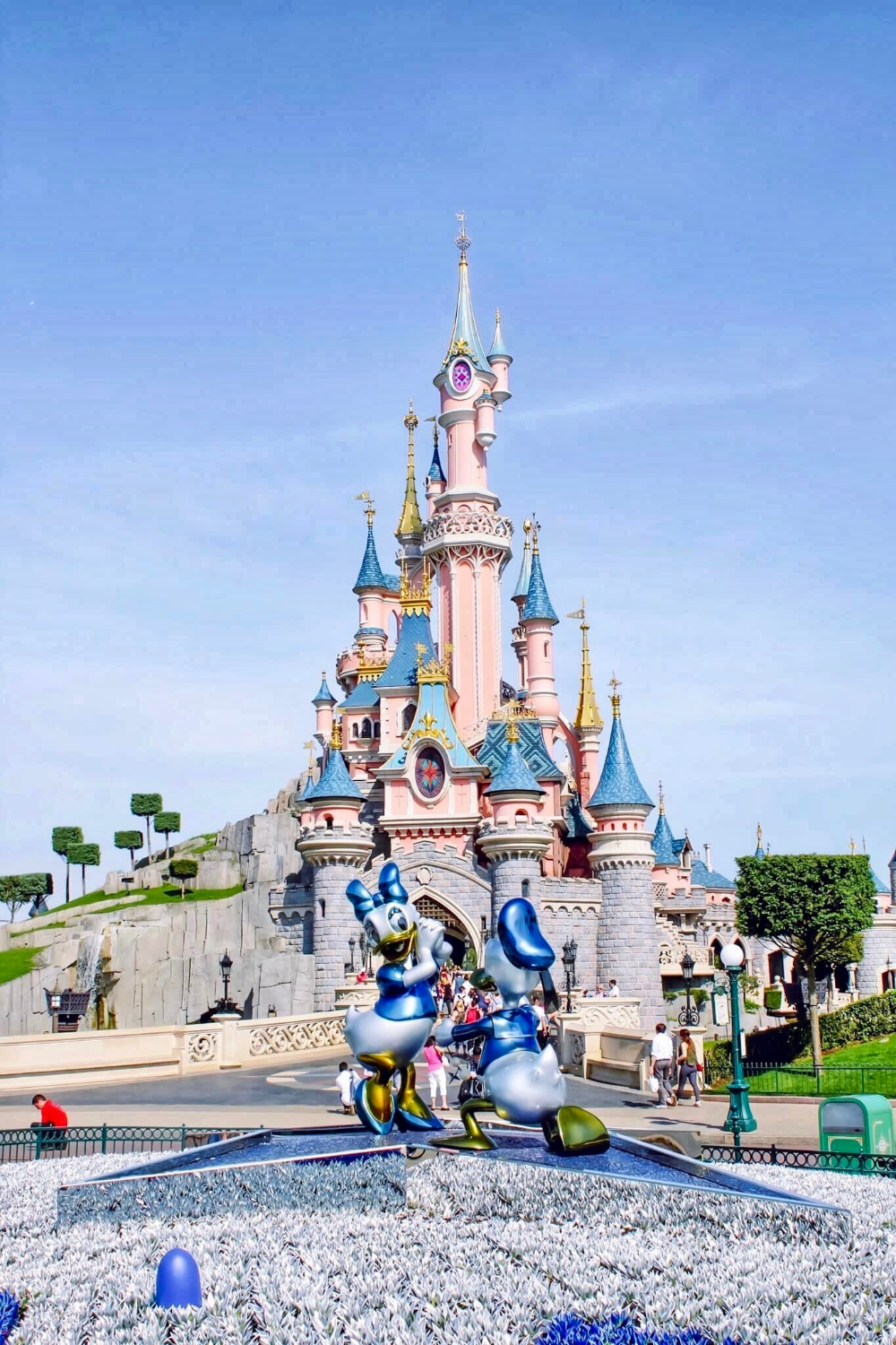 Ultimate guide to Disneyland Paris with kids - Skylar Aria’s Adventures Halloween Disneyland Paris, Disneyland Secrets, Disneyland Food, Disneyland Castle, Photo Manga, Paris Things To Do, Paris Family, Day Trip From Paris, Disney Paris