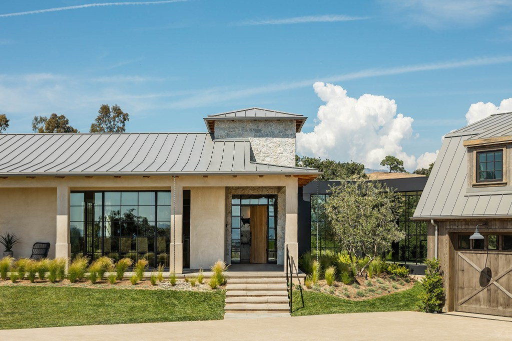 Advantages Of Buying A New House And Land Package By Hotondo Homes - Decorology Ranch Style Farmhouse, Farmhouse Design, Modern Farmhouse, Farmhouse House, Modern Country, Farmhouse Plans, Desert Farmhouse, Farmhouse Entry, Farmhouse Exterior