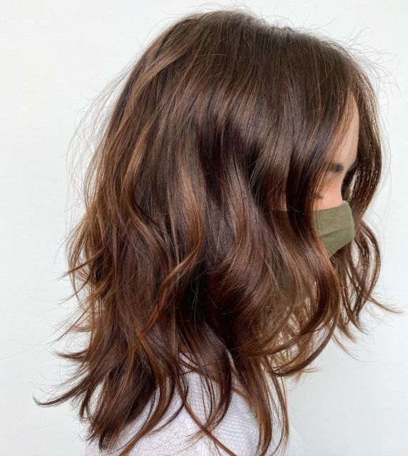 Precioso corte de pelo femenino para cabello medio Medium Length Hair Cuts, Long Hair Cuts, Medium Hair Styles, Curly Hair Styles, Short Hair Cuts For Women, Best Hair Cut, Dark Mid Length Hair, Mid Length Hair Styles For Women, Brunette Mid Length Hair