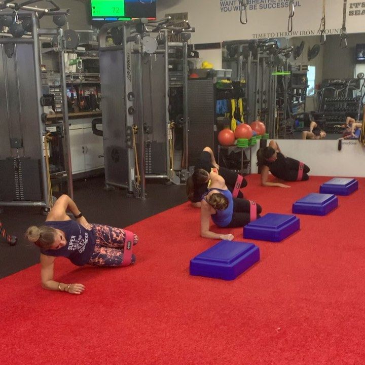 Warming up those bottoms for some work! Banded Clamshells & 1 Leg Hip Thrusts @whitneyamanda @lulub1...