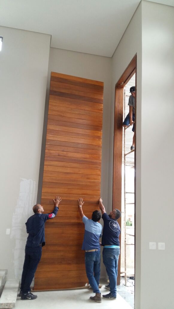 Porta pivotante de Lambril de Imbuia, com estrutura de aço no interior para não empenar, com espessura de 8 cm - Ecoville Portas Especiais Modern Wood Doors, Modern Exterior Doors, Door Design Modern, Door Design Interior, Main Door Design, Entrance Design, Entrance Doors, Wooden Doors, Doors Interior