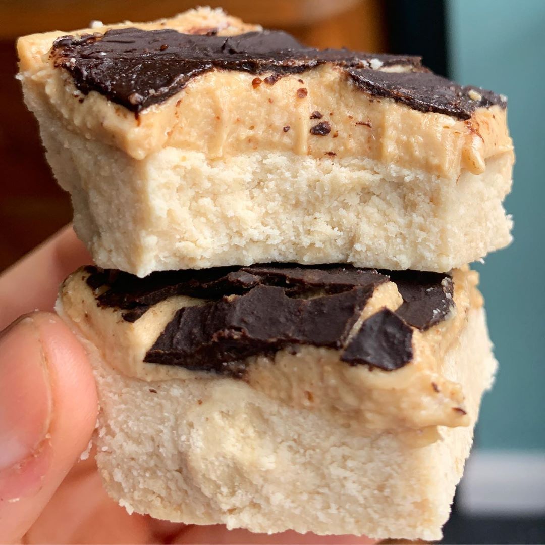 Plant Based Foodie 💚🌱 on Instagram: “Peanut Butter Millionaires Shortbread (VEGAN and HIGH PROTEIN)🤩 For the base I used: 40g vanilla protein powder, 25g coconut flour, tsp…” Coconut Flour, Almond Milk, Vanilla Protein Powder, Vegan Treats, Healthy Sweets, Shortbread, Melting Chocolate, High Protein, Mini Cheesecake