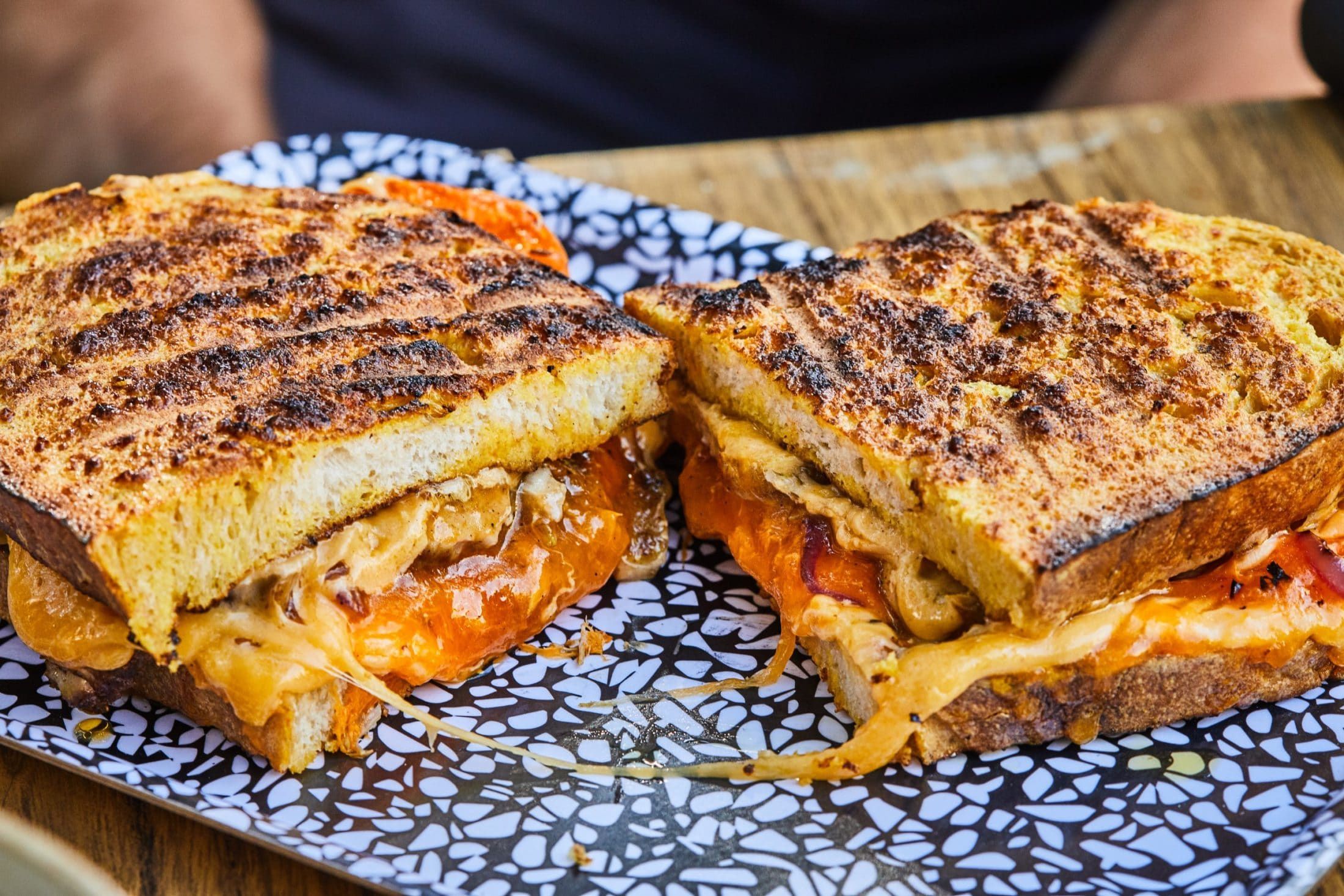 Grillezett bundás kenyér fűszeres sertésszűzzel recept | Street Kitchen Baklava, Hot Dog, Yummmmm, Garden Party, Cheddar, Bacon, Grilling, Sandwiches, Mango