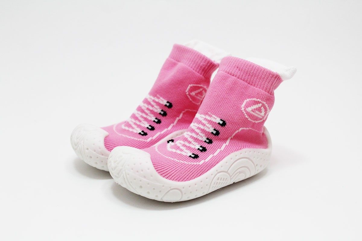 Calcetines tipo zapatillas con suela con el que podrán caminar sin perder la comodidad y el respetuoso crecimiento del pie. Con un diseño imitando a las zapatillas de cordones muy divertido. Se caracterizan por tener una suela fina y muy flexible. Tienen plantilla plana de tela extraíble y sin ningún elemento anatómico que interfiera. Sin contrafuertes. Son ideales para llevar a la guardería o estar por casa. High Tops, High Top Sneakers, Pie, Shoes, Fashion, Tela, Walking, Lanyards, Socks