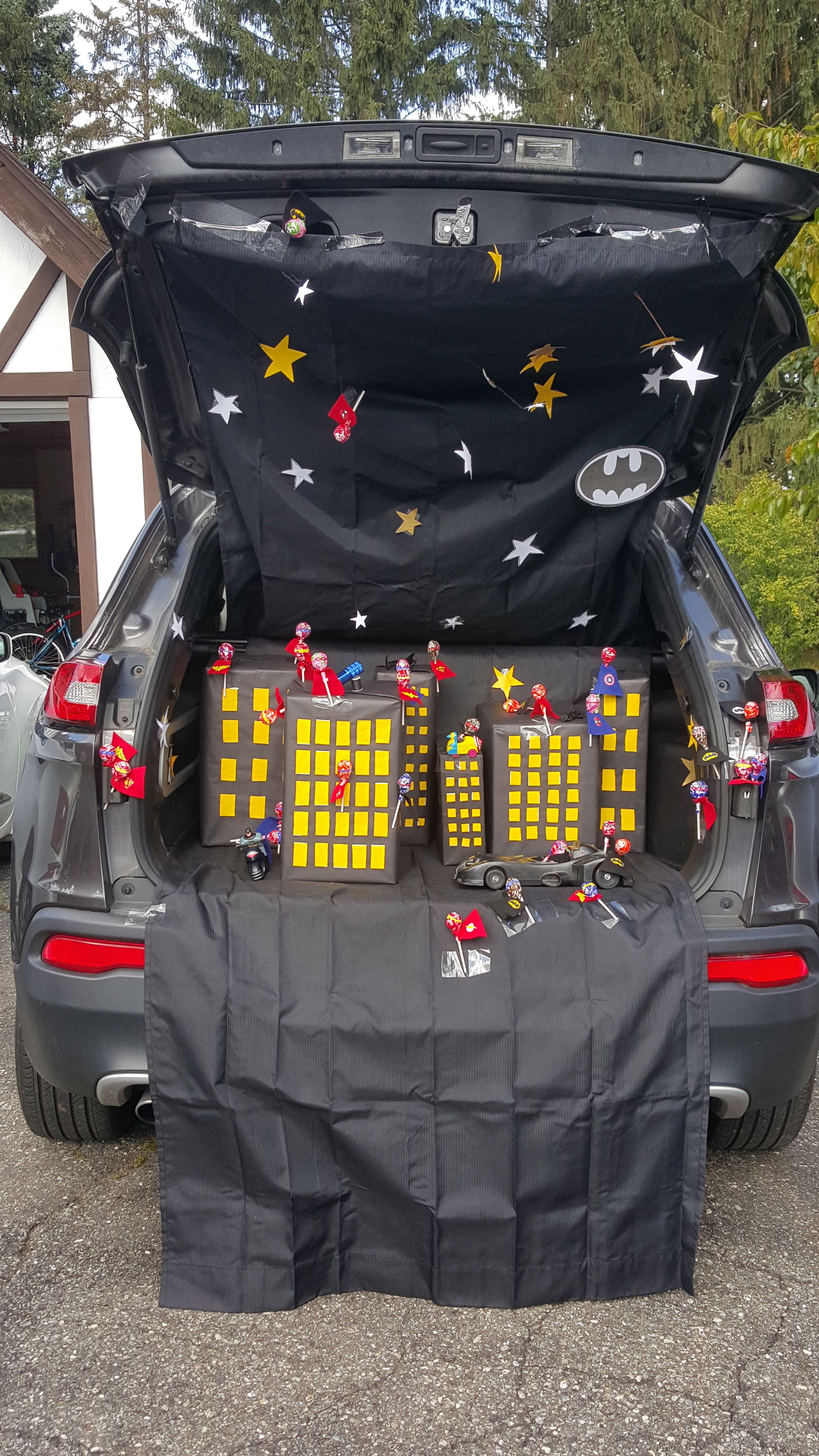 Superhero trunk or treat! Batman toys, Wonder Woman, Spiderman Superhero trunk or treat! Batman toys, Wonder Woman, Spiderman