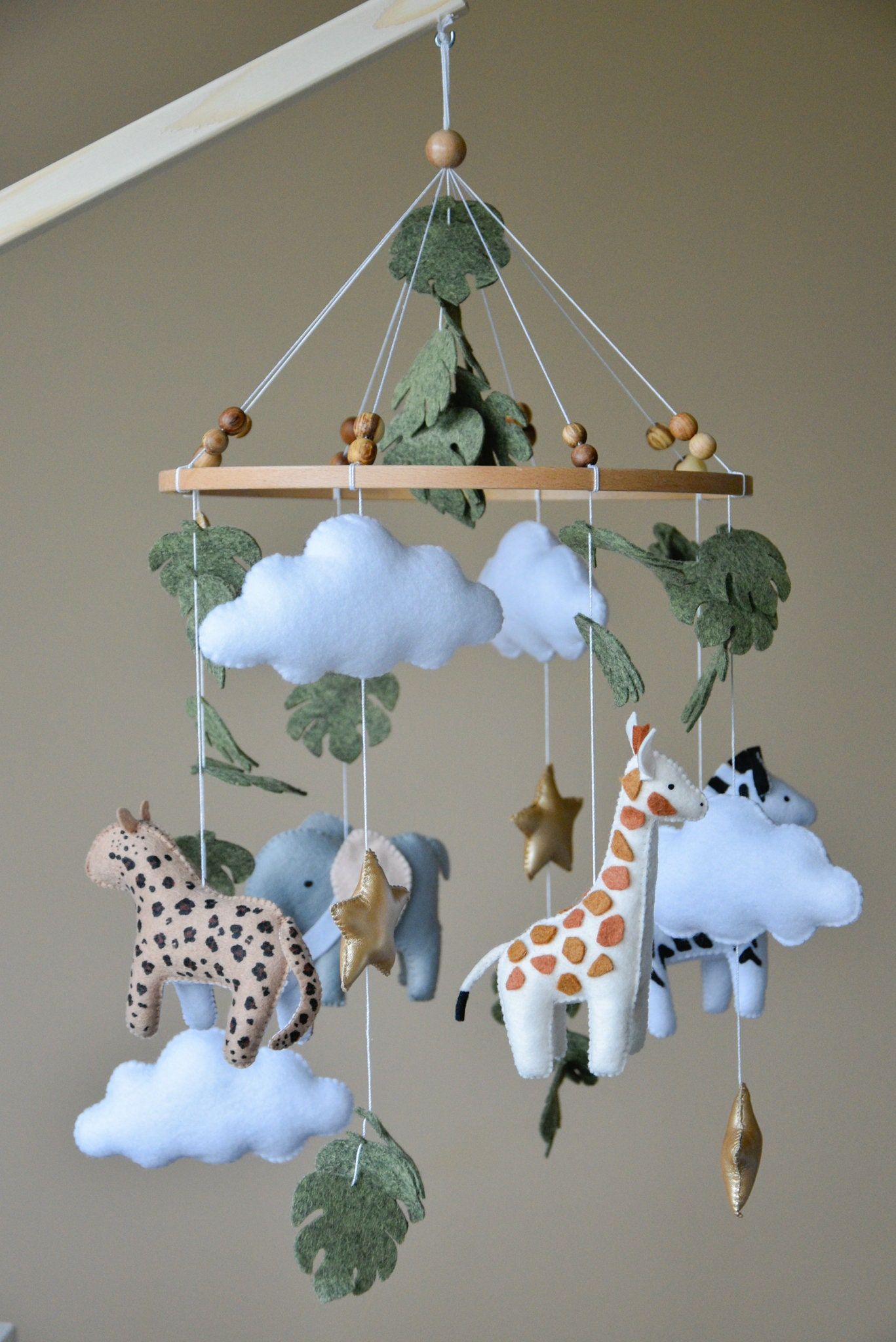 🦁 Hanging felt mobile with cute African safari animals. Mobile includes giraffe,zebra, lion and elephant. Best present for your new child or for a baby shower. The parts could be changed and a completely new one can be added. Let's create a unique mobile for your baby. 🦁 The size. The diameter of the ring is 20 cm. Full length ~ 40-45 cm. 🦁 Different colors are possible. 🦁Materials Bamboo ring Hypoallergenic felt (100% synthetic) Hypoallergenic holofiber filler. Durable cotton cord. 🎁Gift w Baby Safari Nursery, Baby Boy Room Nursery, Baby Boy Rooms, Baby Room Decor, Felt Mobile, Baby Mobile, Handmade Baby Gifts, Nursery Themes, Nursery Inspo