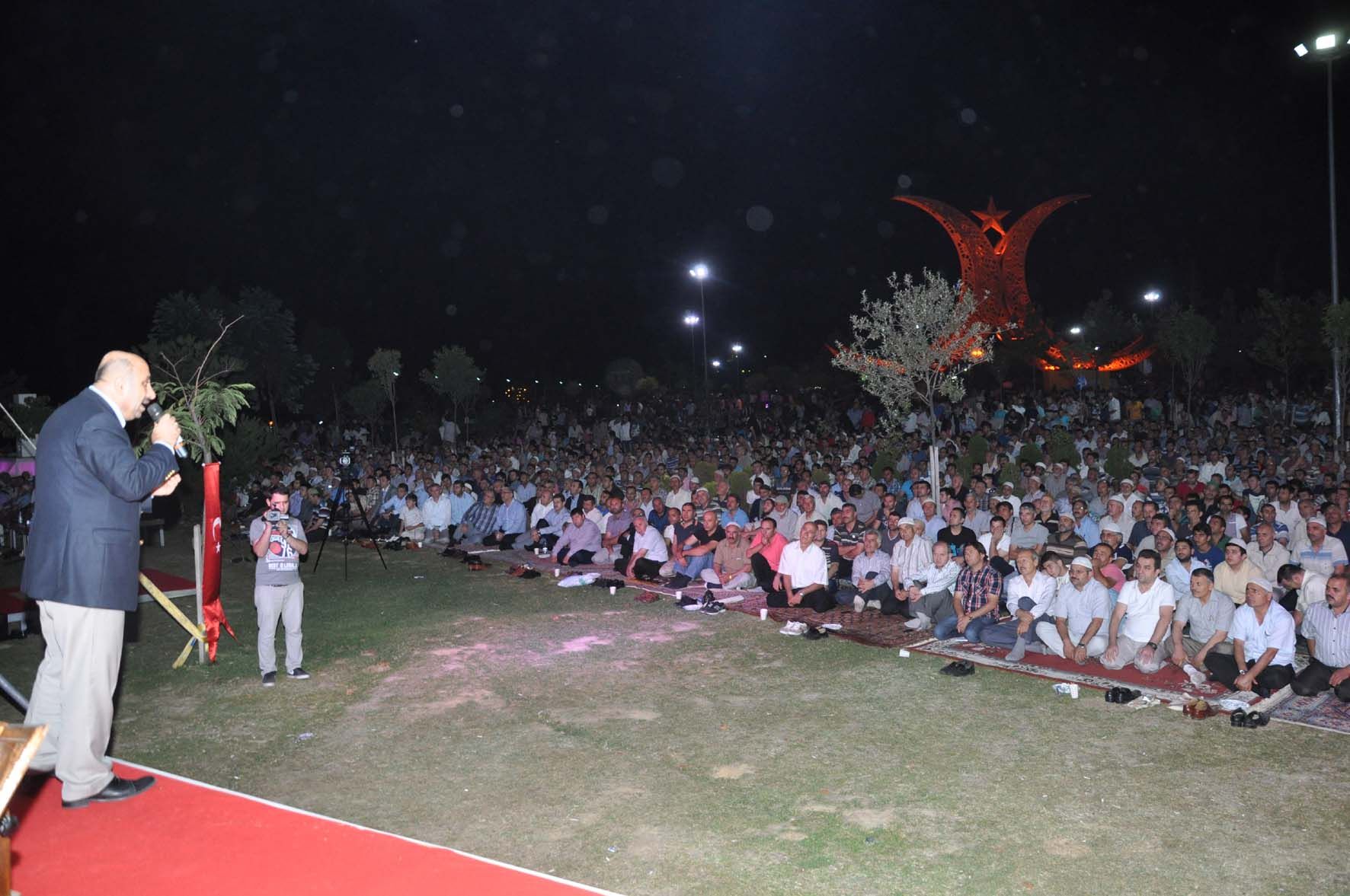 Darıca Belediyesi,Kadir Gecesi’nde düzenlediği etkinliklerde binlerce insanı sahilde buluşturdu. Kadir Gecesi nedeniyle düzenlenen toplu iftar yemeğinde binlerce insan orucunu birlikte açarken ,iftar sonrası İlahiyatçı-yazar Ömer Döngeloğlu’nun sohbetinin yanı sıra dünyaca ünlü hafızlar tarafından Kuran Kerim ziyafeti sunuldu.Aynı zamanda binlerce insan toplu teravih namazı kılarak hep birlikte el açıp duada bulundu. Dolores Park, Travel, Viajes, Destinations, Traveling, Trips