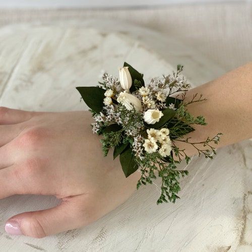 Prom Corsage And Boutonniere, Bridesmaid Corsage, Corsages For Homecoming, Prom Corsage White, Rustic Boutonniere, Corsage Wedding Mother, Wrist Corsage Wedding, Diy Wrist Corsage, Crowns
