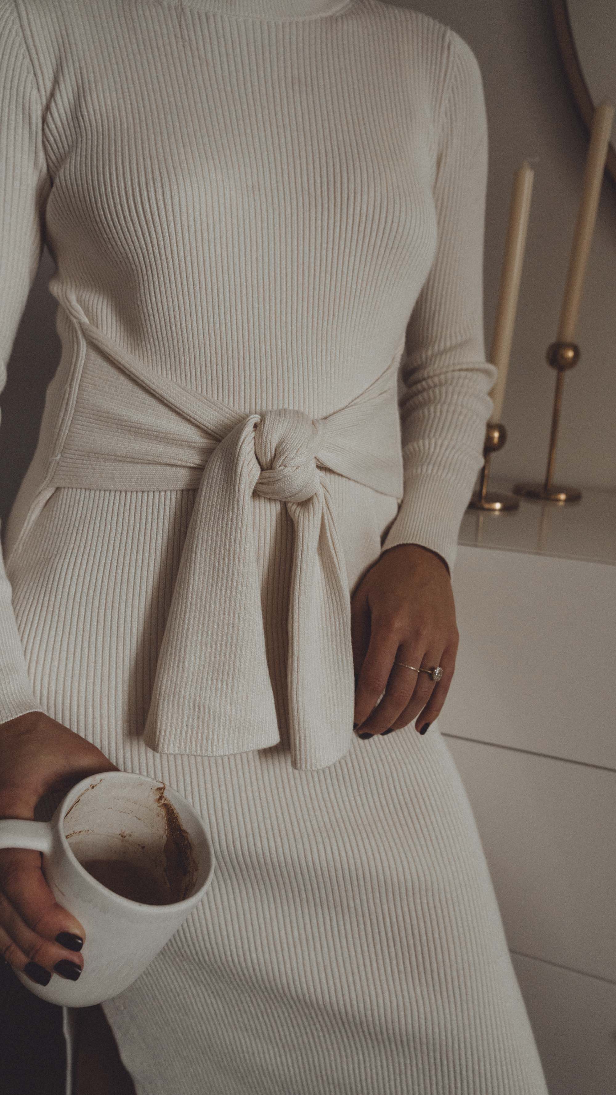 Click to shop + more photos! Sarah Butler of @sarahchristine enjoying the cozy comforts of fall at home wearing a white long sleeve ribbed midi sweater dress in Seattle, Washington. Cold Weather Dresses, Cold Weather Fashion, Winter Fashion, White Dress Winter, Winter Dresses, White Dress Outfit, Nyc Outfits, White Long Sleeve Sweater, Minimalist Street Style