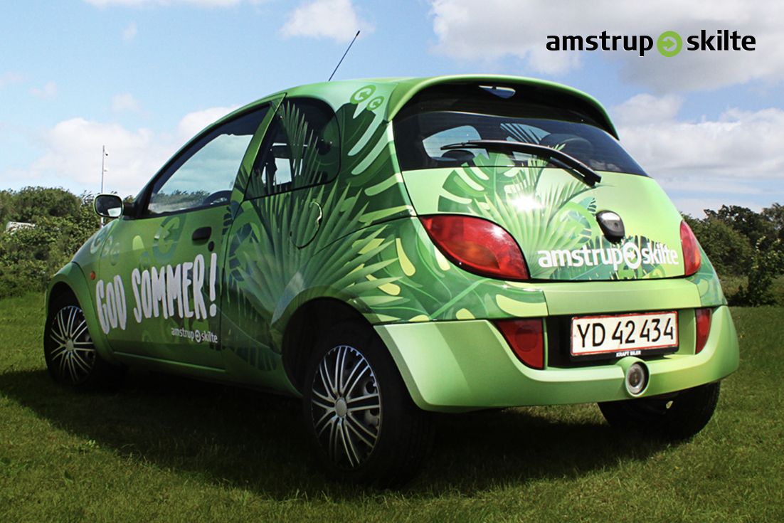 Amstrup Skilte - Autodekoration - Carwrap - Skiltefirma - Sommer glad indpakning - Bilreklamer er den bedste og billigste form for reklame! Mange mennesker vil hver dag se dig i trafikken. Du får det maksimale udbytte - både når du kører og når du holder parkeret - det er markedsføring 24/7! Der er mange flotte muligheder for at pakke biler ind. Skal vi hjælpe dig? Car Wrap, Glad, Vehicles, Summer, Car, Vehicle, Tools