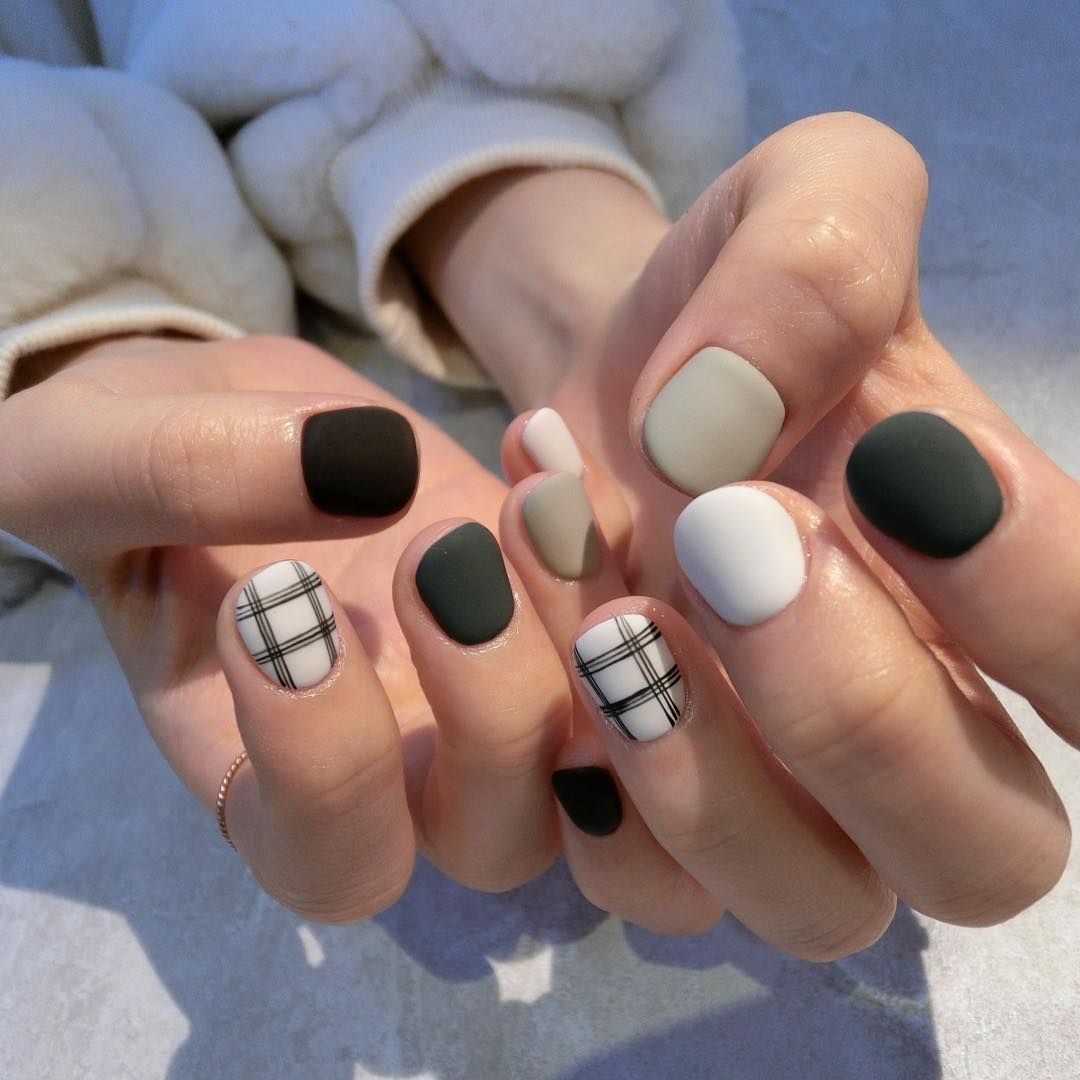 무광네일 #체크네일 #겨울네일 깔끔쳌쳌🎶🎶🎶 쳌길만 걷쟈😁😁😁 | Fashion Nails, French Manicure Acrylic Nails, Manicure