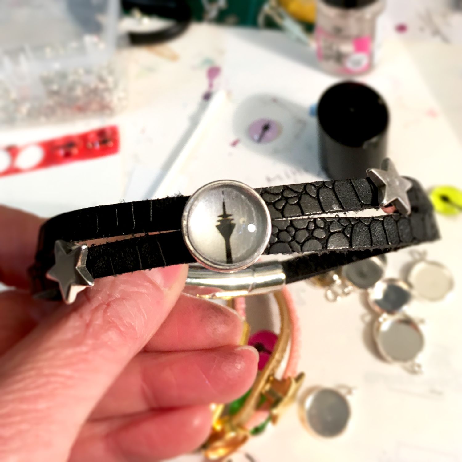 Heimatstyle® Referenzen | Design bei Sarah Fischer Leather Watch, Watches, Accessories, Design, Brooches, Silver, Wristwatches, Clocks