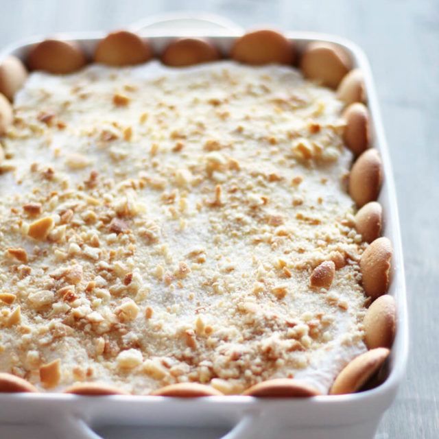 Banana Pudding Cheesecake | Buy This Cook That You absolutely have to try Banana Pudding Cheesecake. Come on...two classic desserts combined into something new and fabulously delicious? Yes, I said FABULOUS! Banana pudding + vanilla wafers = Forrest + Jenny. This easy no bake dessert recipe starts with a fast, vanilla wafer crust followed by two delicious fillings. Sure to be a hit at your next family gathering. #bananapuddingcheesecake #nobakedessert #nobakecheesecake No Bake Banana Pudding, Banana Pudding Cheesecake, Vanilla Pudding Mix, Cheesecake Trifle, Cheescake, Cheesecake Recipes, Vanilla Wafer Crust, Vanilla Wafers, Easy No Bake Desserts