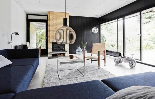 Den mørkeblå bolia sofa er et godt modspil til de gule mursten og ... L formet stue