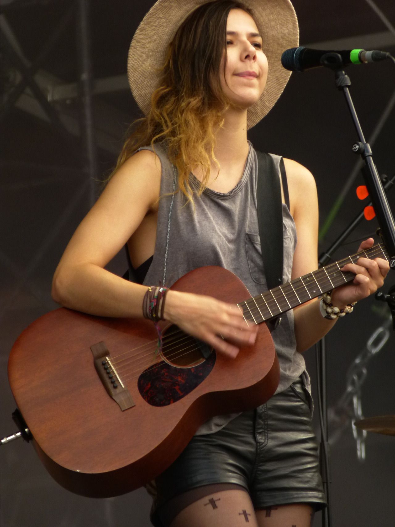 Nanna Bryndís Hilmarsdóttir (Of Monsters and Men)- i seriously love her style and her voice! | Of monsters and men, Girl guitar, Beautiful people