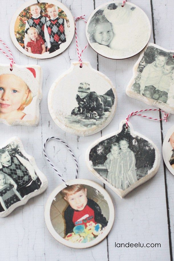 Photo Transfer Christmas Ornaments | landeelu.com Love this idea to display holiday memories on the Christmas tree! Easy To Make Christmas Ornaments, Homemade Christmas Tree, Personalized Christmas Ornaments, Christmas Tree Ornaments, Holiday Crafts, Christmas Holidays, Ornaments Diy, Photo Ornaments, Wooden Ornaments