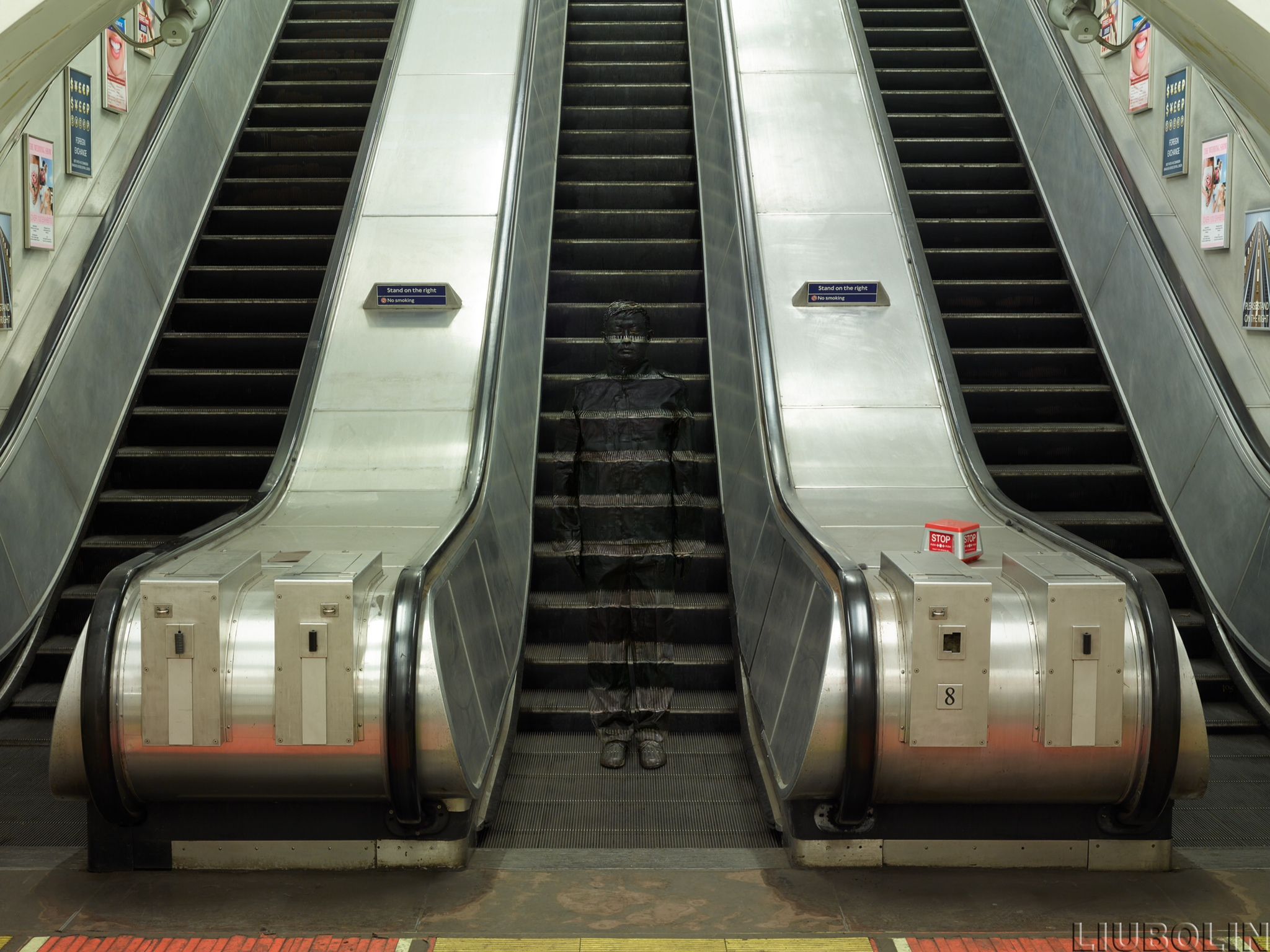 The Invisible Artist: Blending Into Liu Bolin's Paintings | Street ...
