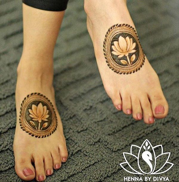 Easy to-do mehndi idea!! #mehndi #art #bridal #indian #simple #easy #designs #indianbride #indianweddings Henna Hand Designs, Mehndi Designs Feet, Modern Mehndi Designs, Wedding Mehndi Designs, Mehndi Designs Book, Mehndi Designs For Girls, Latest Mehndi Designs, Henna Tattoo Designs, Mehandi Designs