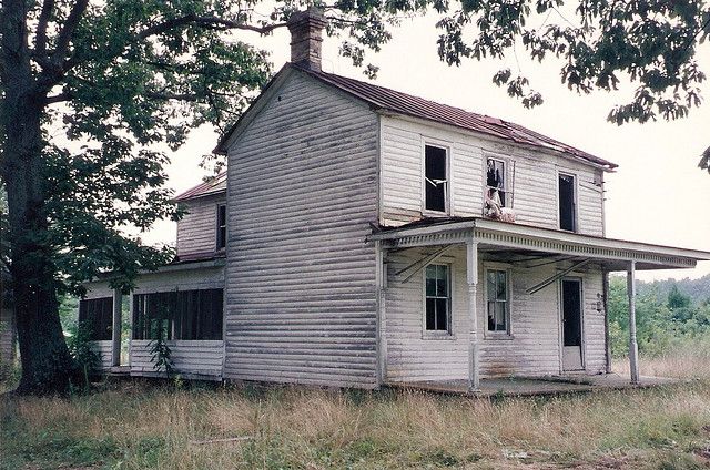 If houses could talk..I would quietly sit and listen to all their stories... Abandoned Farm Houses, Old Farm Houses, Abandoned Mansions, Abandoned Buildings, Abandoned Places, Desert Farmhouse, Farmhouse Rules, White Farmhouse, Hartwood