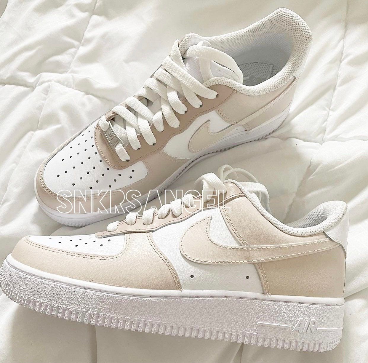 Beige Nike Shoes, Beige Sneakers, Cute Nike Shoes, Cute Nikes, Shoes Sneakers, Nike Shoes Air Force, Nike Air Force 1 Outfit Men, Baskets, Outfits Mujer