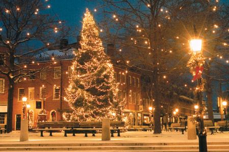 This Is My Downtown In My Hometown Newburyport Ma All Lit Up For Christmas With Images Christmas In Boston Christmas In England Holiday