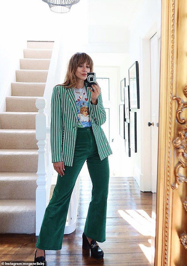 Manchester style blogger Megan Ellaby showed off her green bell-bottom trousers paired wit... 70s Inspired Fashion, 70s Fashion, Fashion Blogger Style, Vintage Fashion, Fashion Outfits, Fashion Bloggers, Retro Style Fashion, Fasion, 70s Inspired Outfits