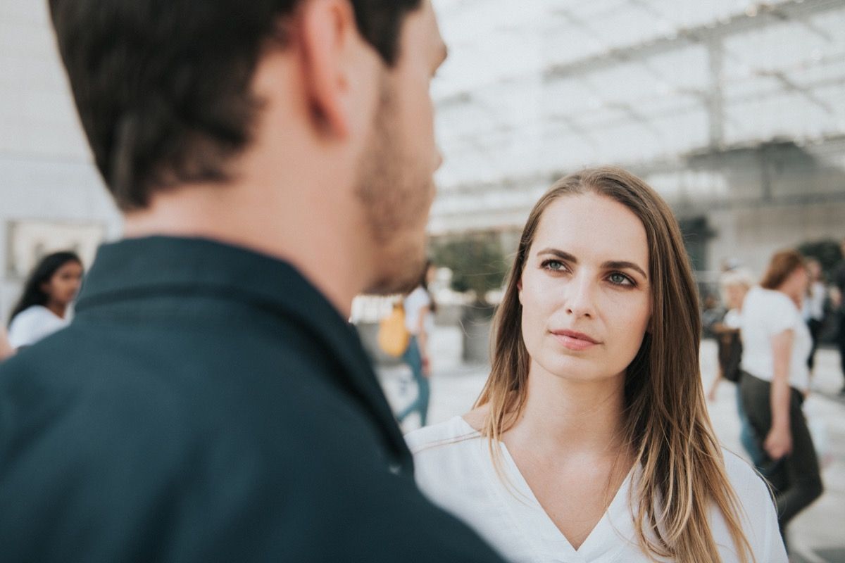 7 Body Language Signs That Mean Someone Is Lying According To Therapists And Lawyers