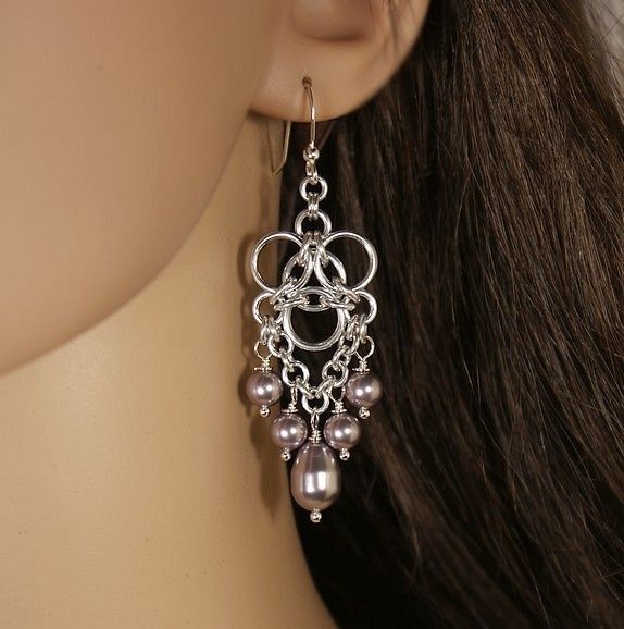"Aura" med lenke og mauve Swarovski-perler Jump Ring Jewelry, Wire Work Jewelry, Chains Jewelry, Wire Wrapped Jewelry, Jewelery, Handmade Hoop Earrings, Handcrafted Earrings, Handmade Jewelry, Chainmail Jewelry