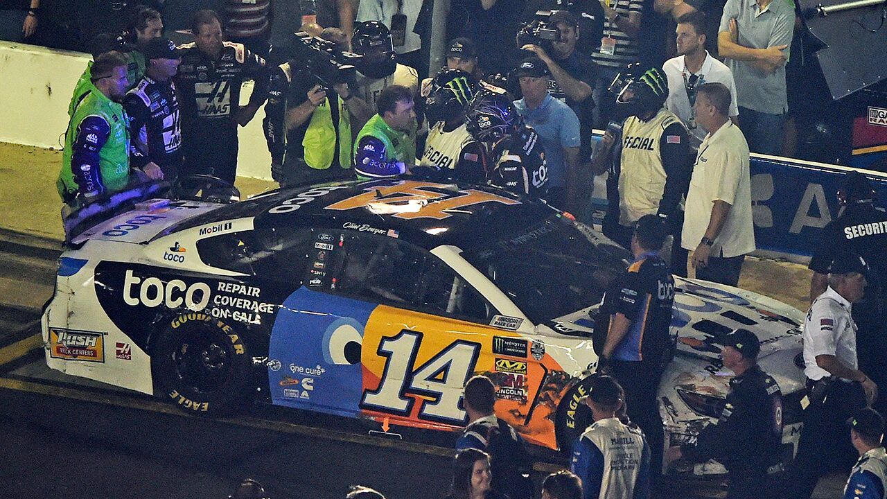 Clint Bowyer Brawls With Ryan Newman At Nascar All Star Race Clint Bowyer Ryan Newman Nascar