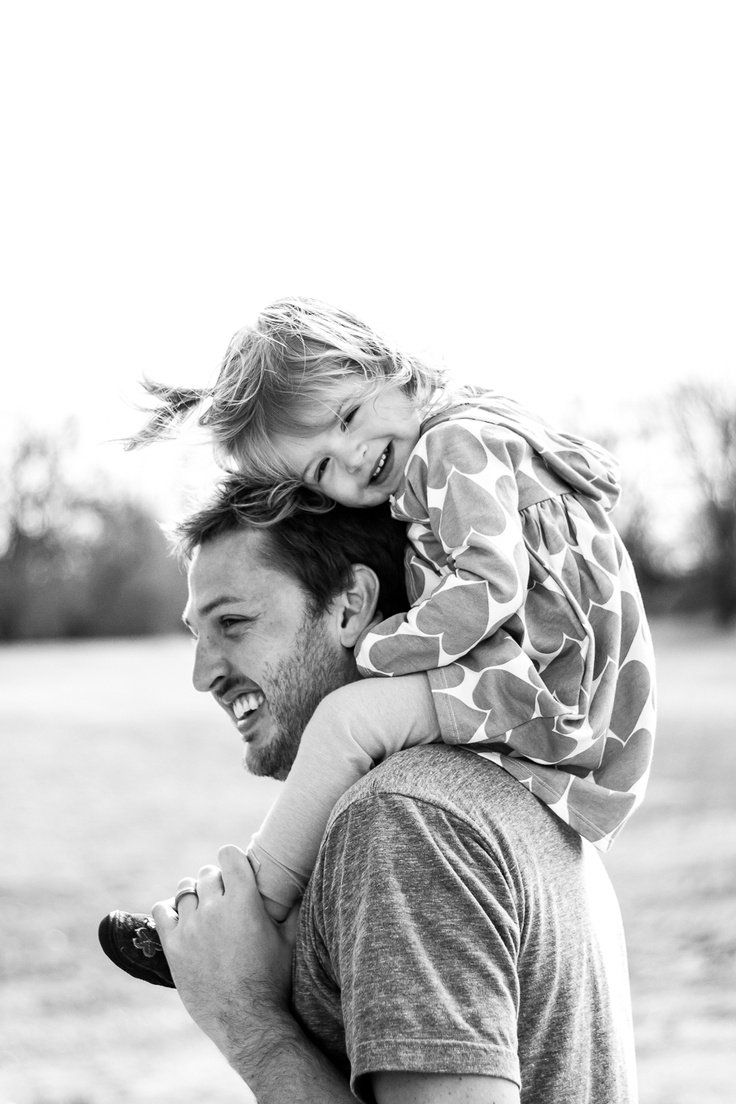 9 Photos Every Dad Needs To Take With His Daughter Family Picture Poses, Fall Family Photos, Family Photo Sessions, Family Posing, Family Portraits, Family Pictures, Family Of 3, Summer Family, Daddy Daughter Pictures