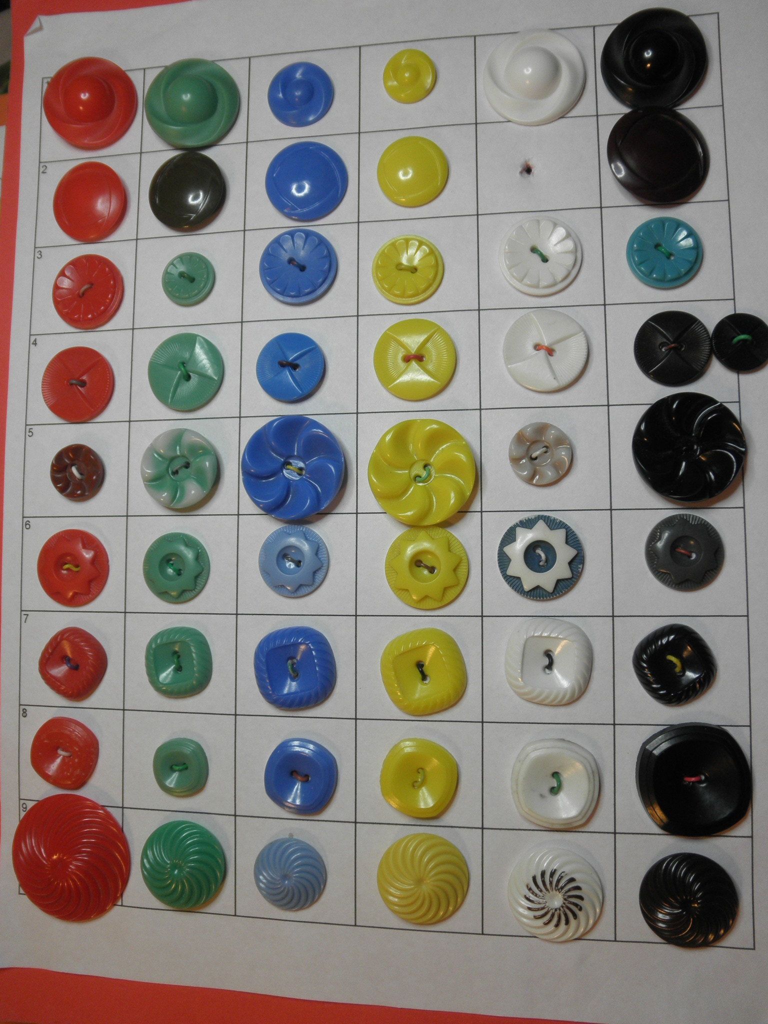 LOT OF 30 ASSORTED COLORFUL 7//8 INCH 2 HOLE BUTTONS NEW #1