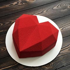 Знакомьтесь , минималист в красном! ❤️ 😘 очень нравится, все время смотрю на эту форму и думаю: надо себе на ДР в ней торт сделать..или мужу😂 А по факту догадываетесь как? Если в принципе будет торт мне на День Рождения-уже будет хорошо🙈 Эта история о сапожнике работает на ура🤣поэтому даже не мечтаю больше-себе все по остаточному принципу! Не поверите, и на самом святом, что есть у "сапожника" - его детях- поговорка тоже иногда работает🤣. . А ещё после знакомства с @fotofon_ural - я маньяк Holidays And Events, Cake, Gastronomia, Beverages, Kuchen, Torte, Cookies, Cheeseburger Paradise Pie, Tart
