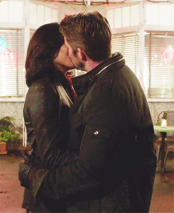 3.22- the last moment of OQ bliss before they walked into Granny's. And REALLY nice kiss, too | Beijo, Beijo de língua, Amor da minha vida