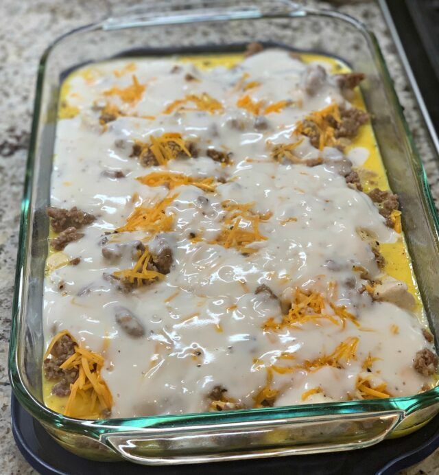 Biscuits and Gravy Breakfast Casserole - The Cookin Chicks Biscuits And Gravy Casserole, Breakfast Casserole With Biscuits, Tater Tot Breakfast, Breakfast Bake, Breakfast Items, Breakfast Brunch Recipes, Breakfast Dishes, Yummy Breakfast, Fun Breakfast Ideas