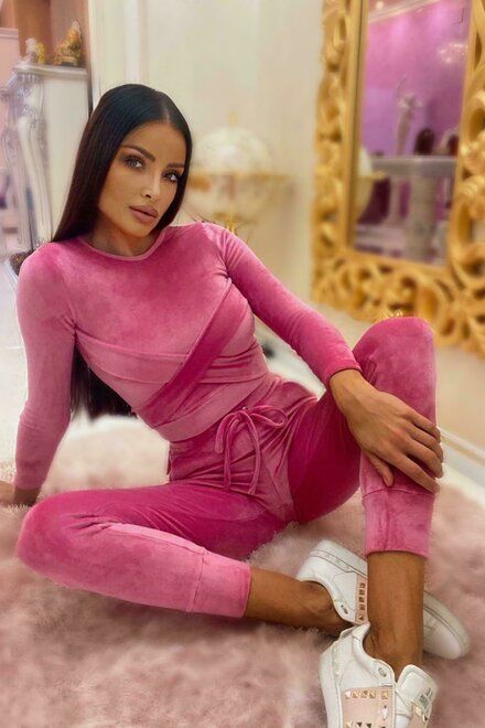 In aceasta tinuta urban-chic deosebita vei atrage cu sigurata privirile din jurul tau, chiar daca este o tinuta lejera si sport. Sexy Sports Girls, Sport Girl, Urban Chic, Pink Velvet, Legs Open, Light Pink, Sweater Dress, Sweaters, Travis Scott